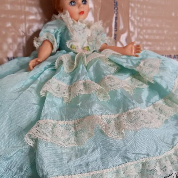 VINTAGE Madam Alexander Portrettes Iris Doll - Picture 4 of 8